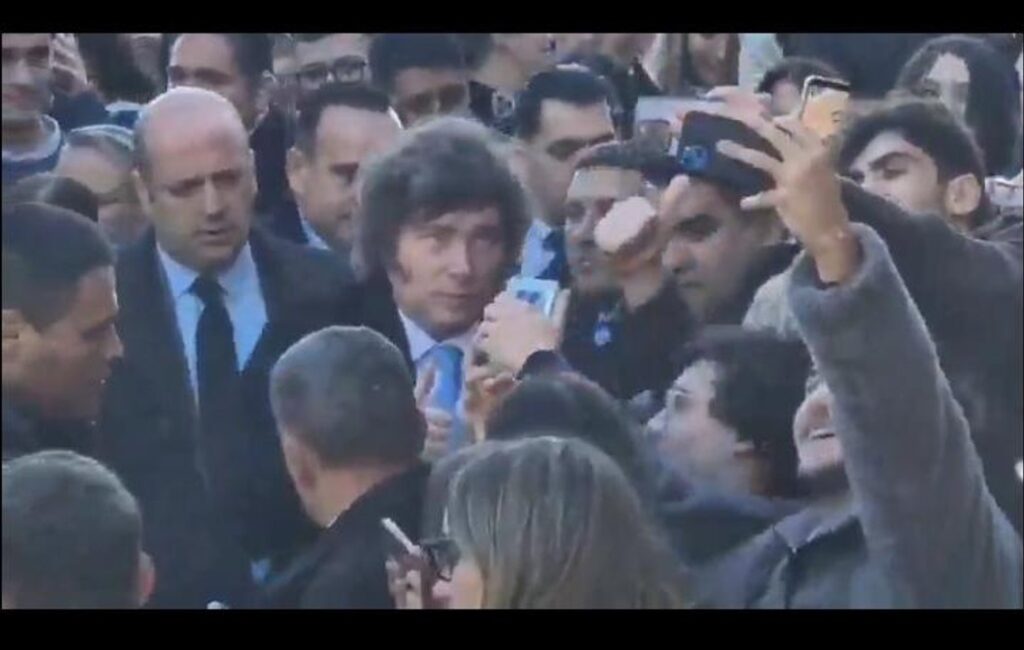Milei fue a una universidad privada, lo recibieron con "un saludo para Adorni“ y estallaron las burlas en redes