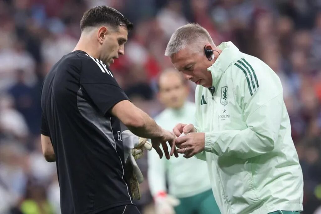 Así está el dedo del Dibu Maríntez tras la lesión en la final que consagró a Aston Villa