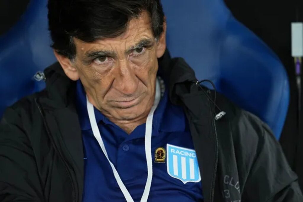 El presidente de Racing, Diego Milito, despidió de forma sorpresiva a Gustavo Costas