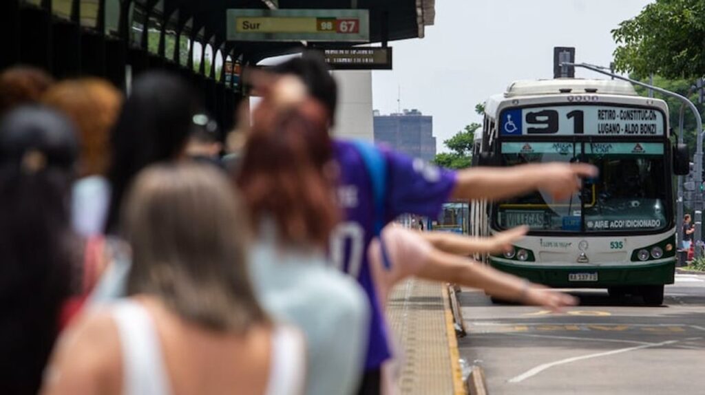 Lapidario informe de La Nación sobre el exorbitante aumento de transporte desde 2023 hasta hoy