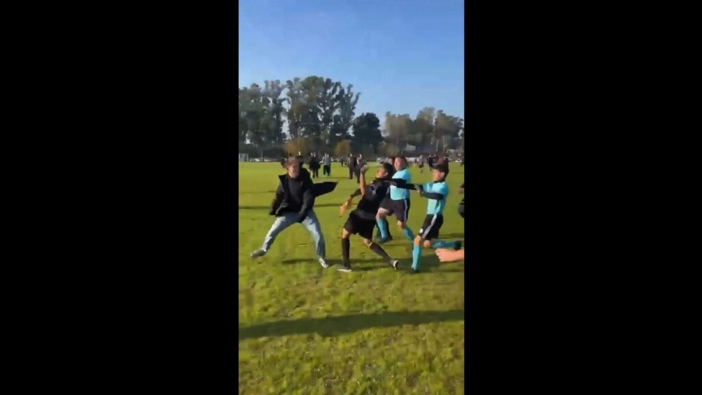 Batalla campal en un torneo de fútbol amateur: los árbitros se la agarraron contra los jugadores de un equipo que los insultaba