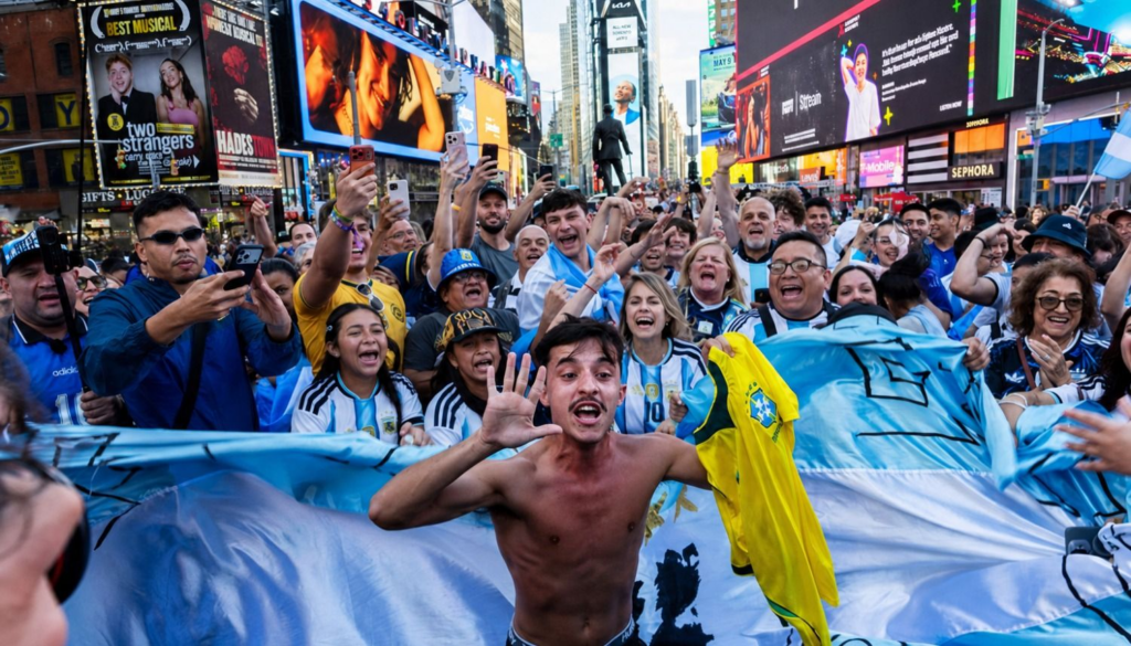VIDEOS. Estados Unidos se tiñó de celeste y blanco: banderazos argentinos en Kansas City y el Times Square