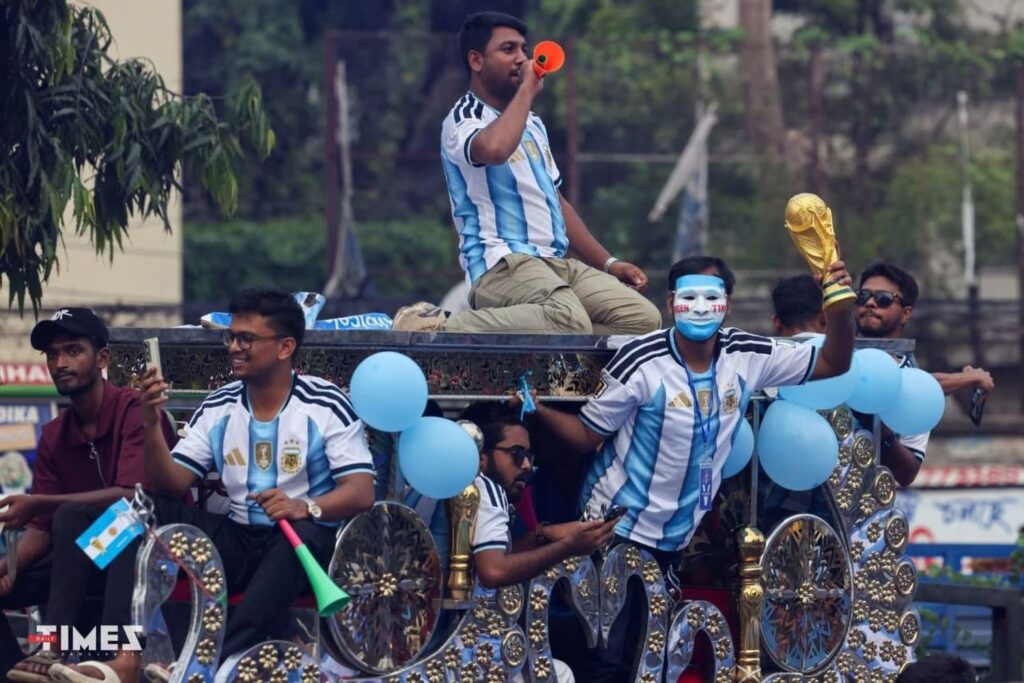 Los increíbles festejos en Bangladesh por la victoria argentina: una multitud celebró a Lionel Messi