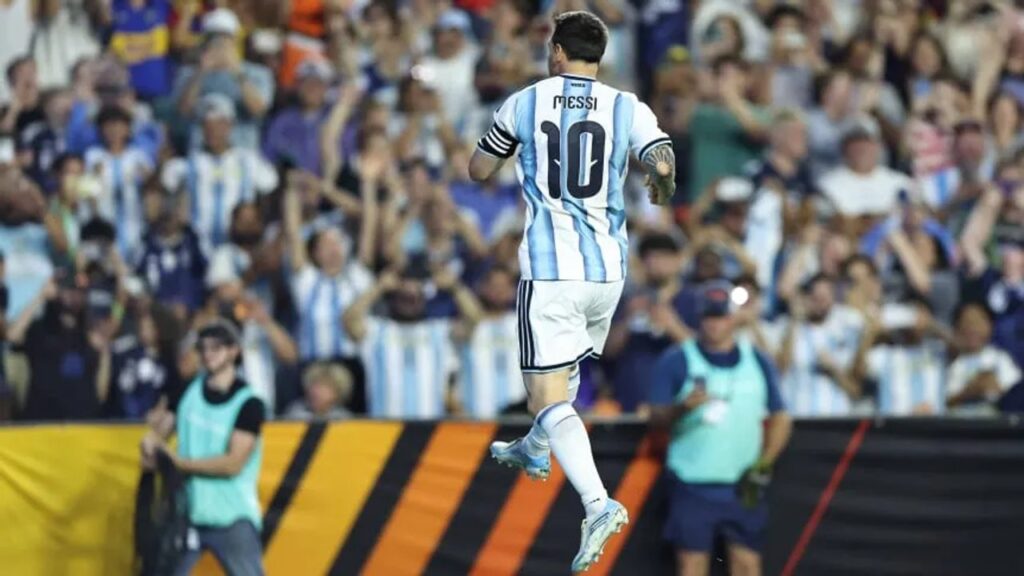 Locura por el estado y magia de Messi tras la lesión: entró, asistió y selló la goleada de Argentina