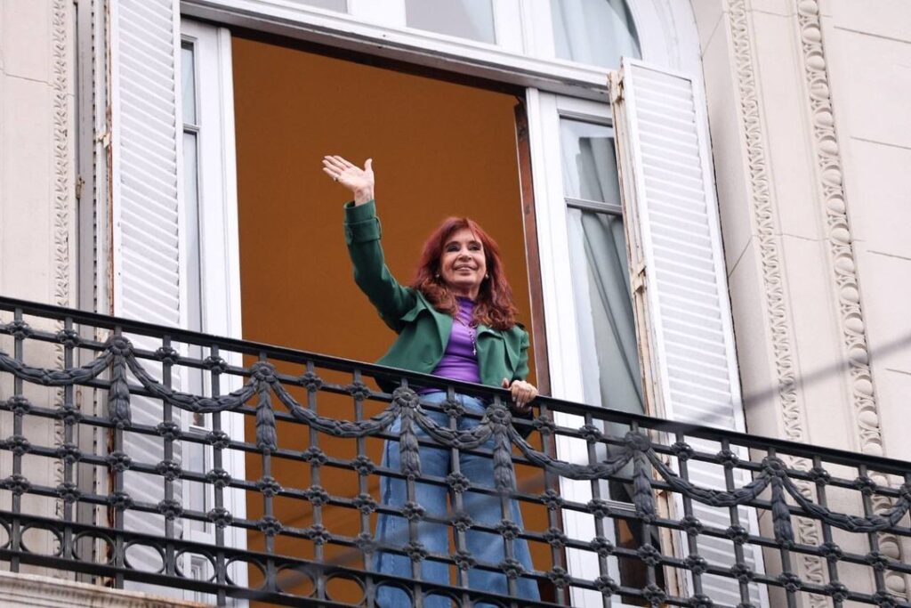 Cristina en modo ricotera: salió al balcón y bailó junto a la militancia al ritmo de “Ji Ji Ji”