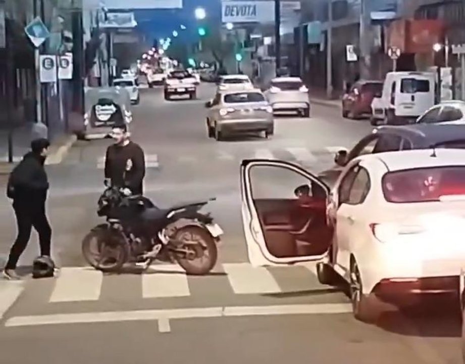 Insólito: bajó del auto para discutir con un motociclista, olvidó poner el freno de mano y causó un choque inesperado