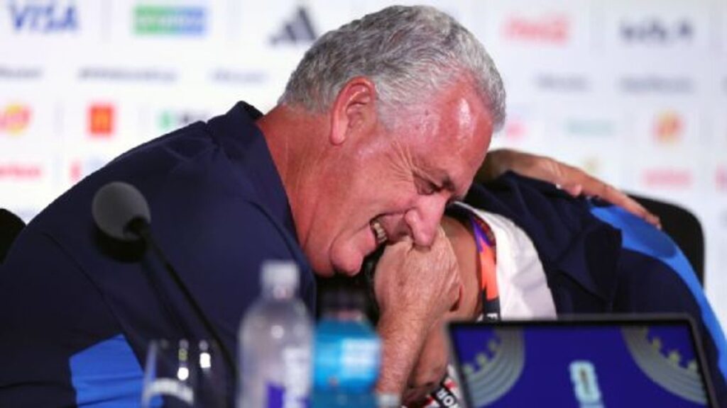 Un futbolista paraguayo se quebró en la conferencia previa al debut e hizo llorar a Alfaro