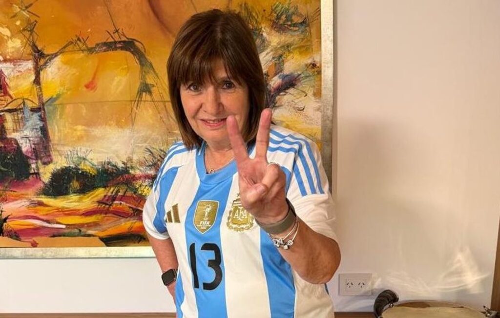 Burlas y chicanas por el festejo de Bullrich con los dedos en “V”: las redes estallaron y la “recibieron” de vuelta en el peronismo