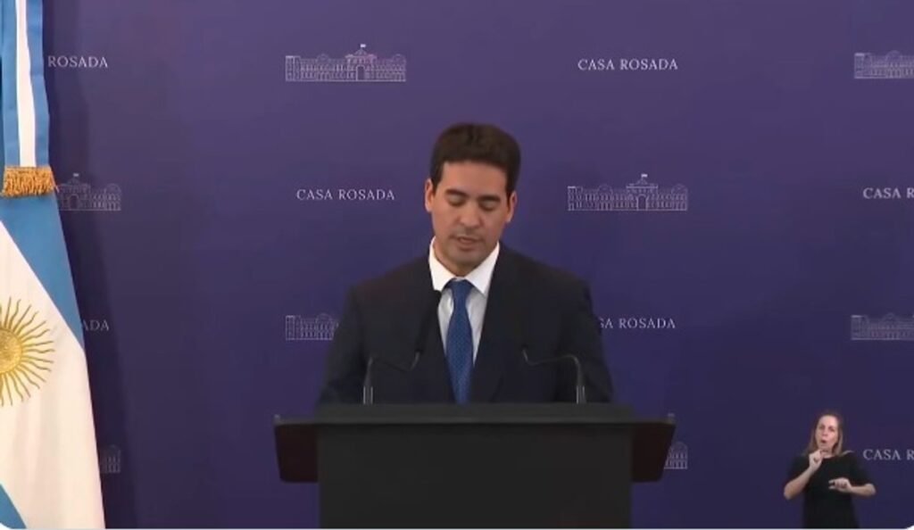 El flamante vocero presidencial comenzó con el pie izquierdo y no contestó preguntas
