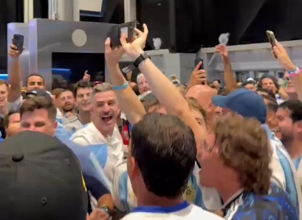 Momento mundialista total: perdió la billetera, los hinchas improvisaron una canción con su nombre y el final fue perfecto