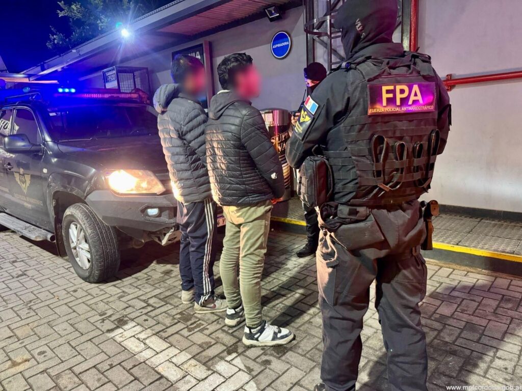 CONTROLES PREVENTIVOS EN CÓRDOBA: FPA DETUVO A DOS SUJETOS CON ESTUPEFACIENTES EN BARRIO LA TOMA