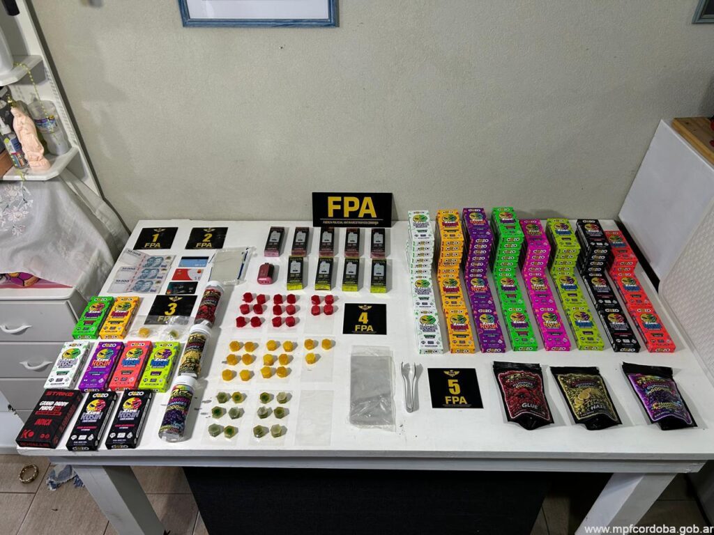 ARROYITO: FPA SECUESTRÓ VAPERS Y GOLOSINAS CON THC EN BARRIO XANAES. UN DETENIDO