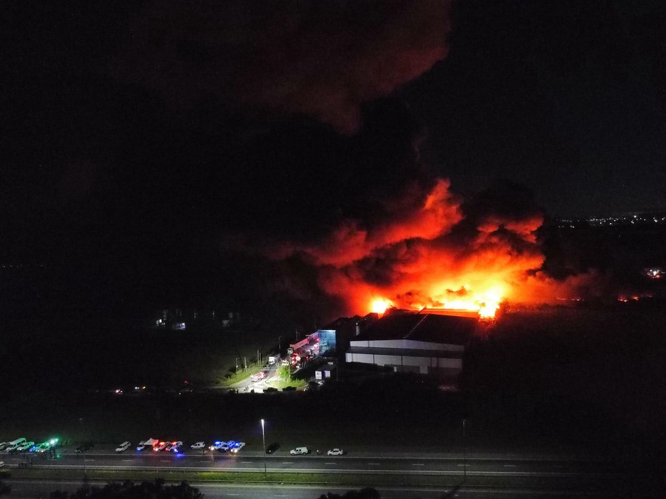 Explosión en Ezeiza: el Gobierno de Milei despliega la brigada química y los hospitales para “quemados graves”
