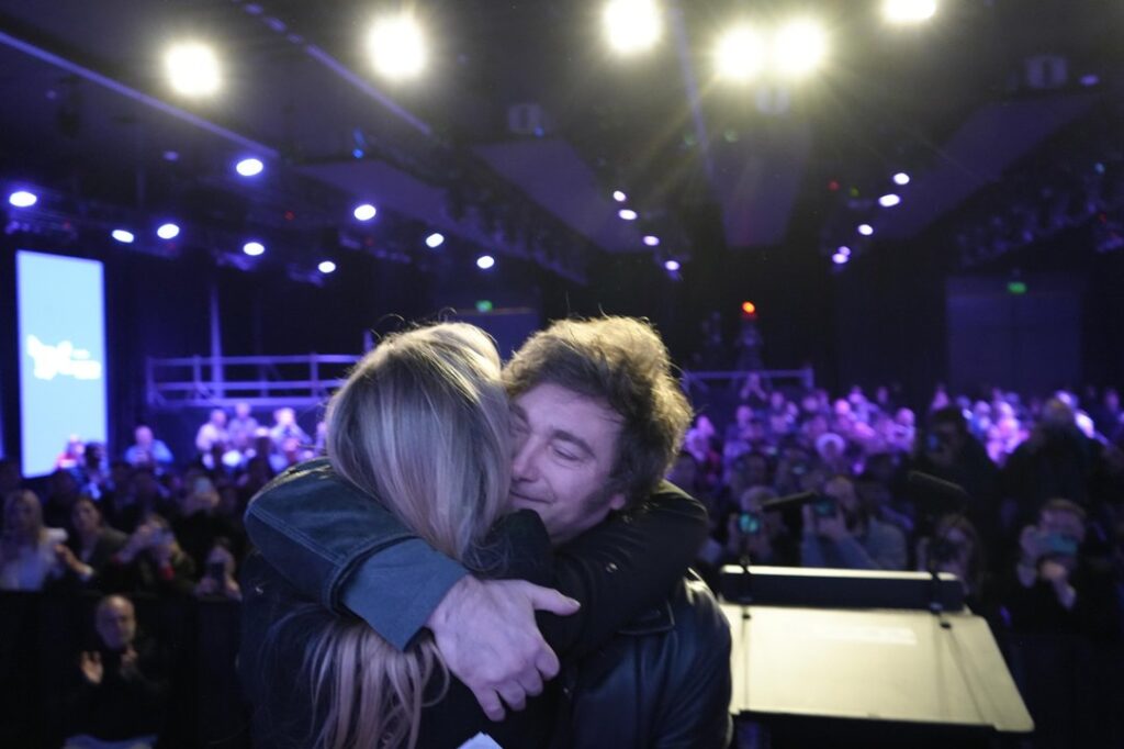 Milei consiguió una foto con los gobernadores e hizo cambios en el Gabinete para ordenar la interna
