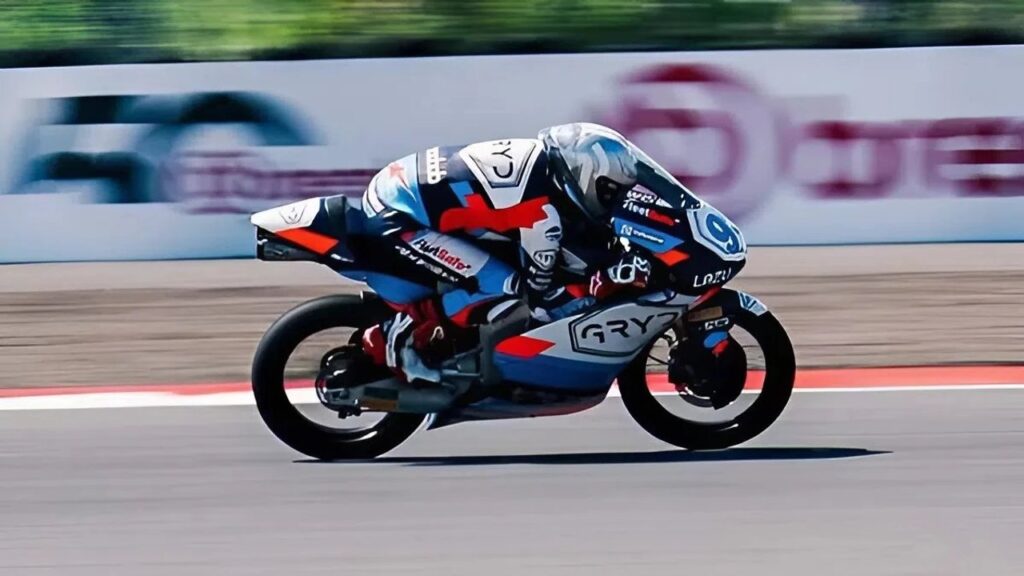 Morelli y Perrone brillaron en Valencia: gran clasificación argentina en el cierre de Moto3