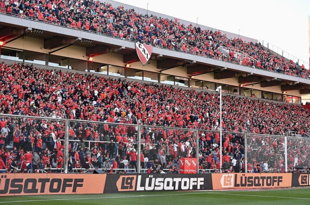´Bebote´ Álvarez vuelve a la tribuna de Independiente y la barra prometió frenarlo a los “tiros”