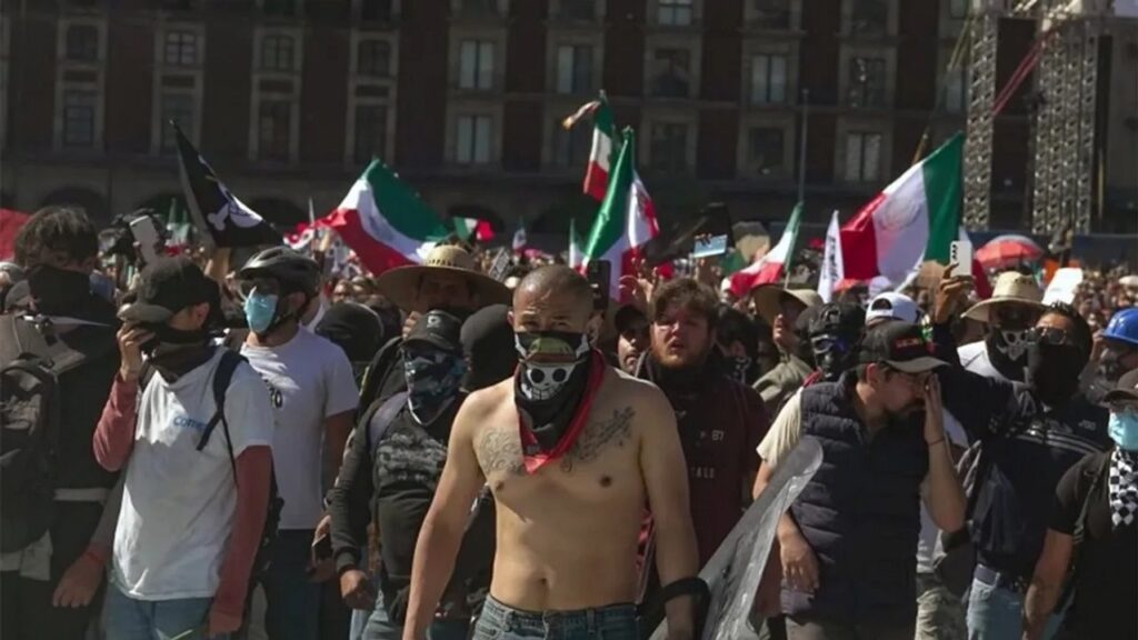 Batalla campal frente al Palacio Nacional: 120 heridos en México por protestas contra la violencia