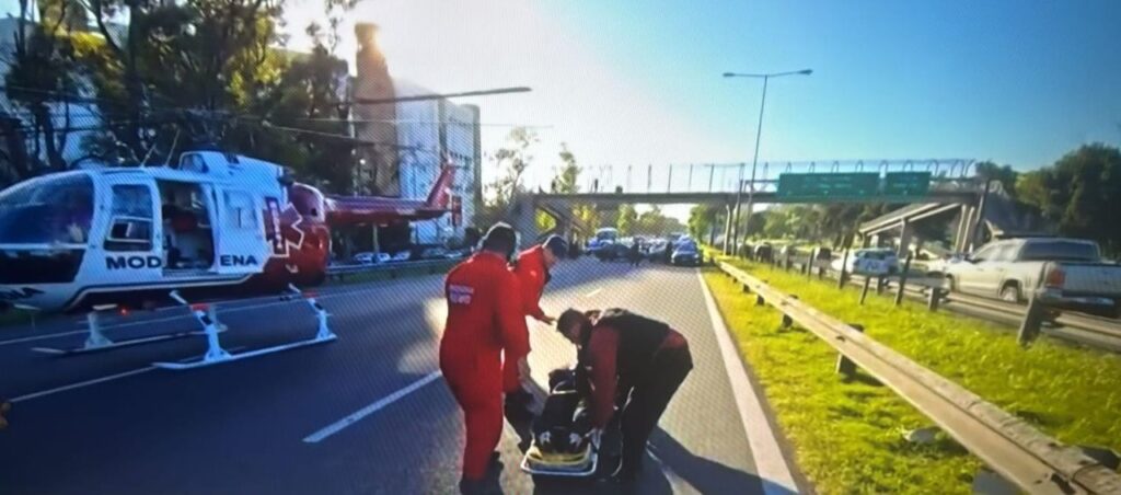 Chocaron dos motos sobre la Avenida General Paz: una mujer herida