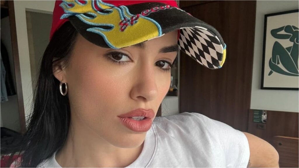 Lali cautivó con un look urbano sin ropa interior y gorra de racing
