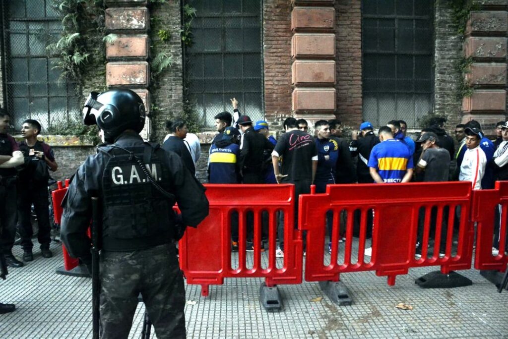 66 trapitos demorados y más de 260 actas contravencionales en Boca-Tigre y Vélez-River