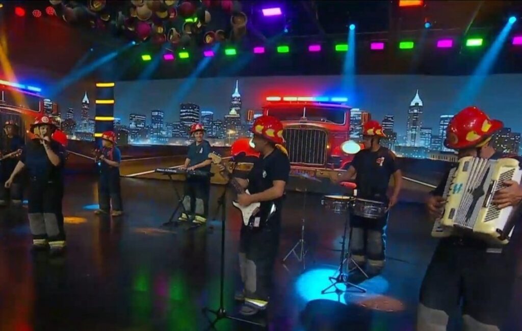 Bomberos logran millones cantando cumbia