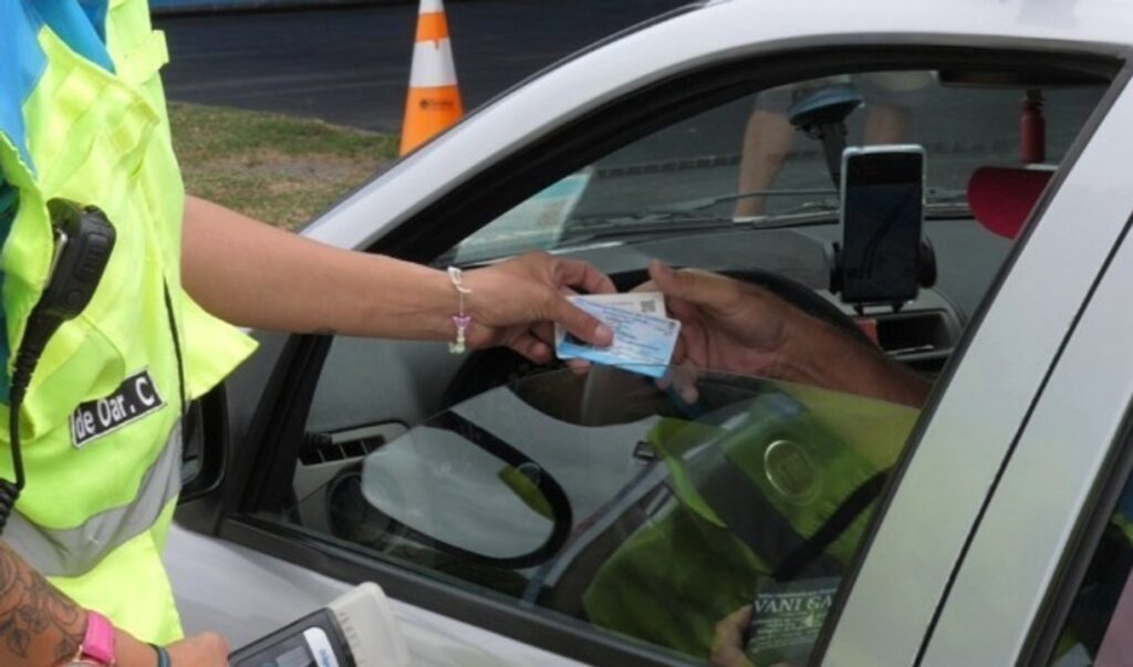 Manejar con una licencia falsa constituye un delito penal