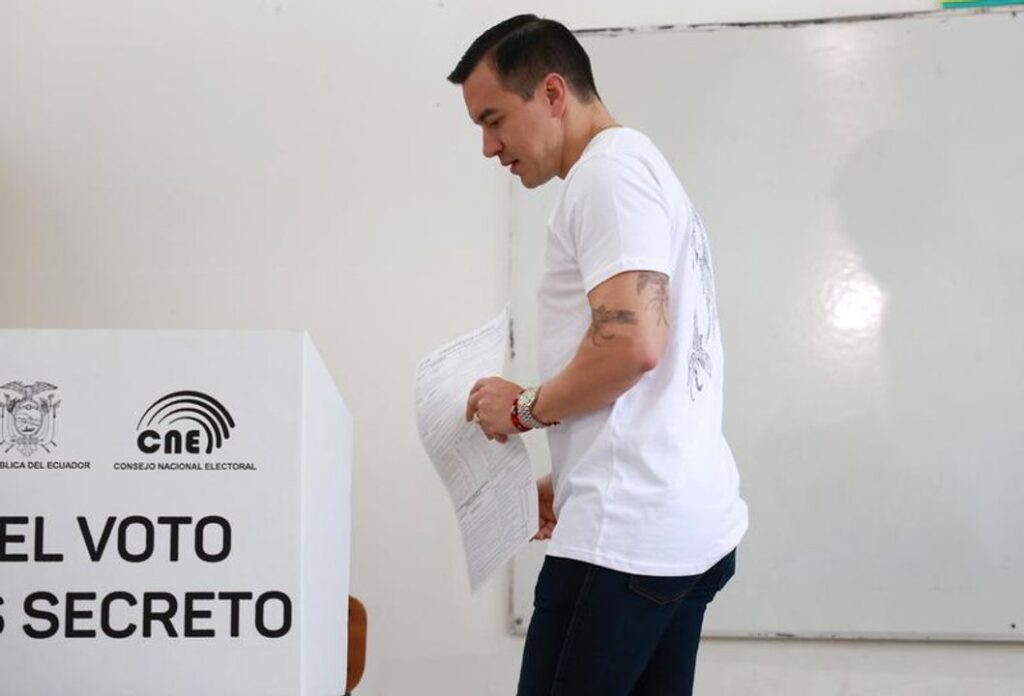 Noboa cambió su gabinete tras la derrota en la consulta popular y referendo