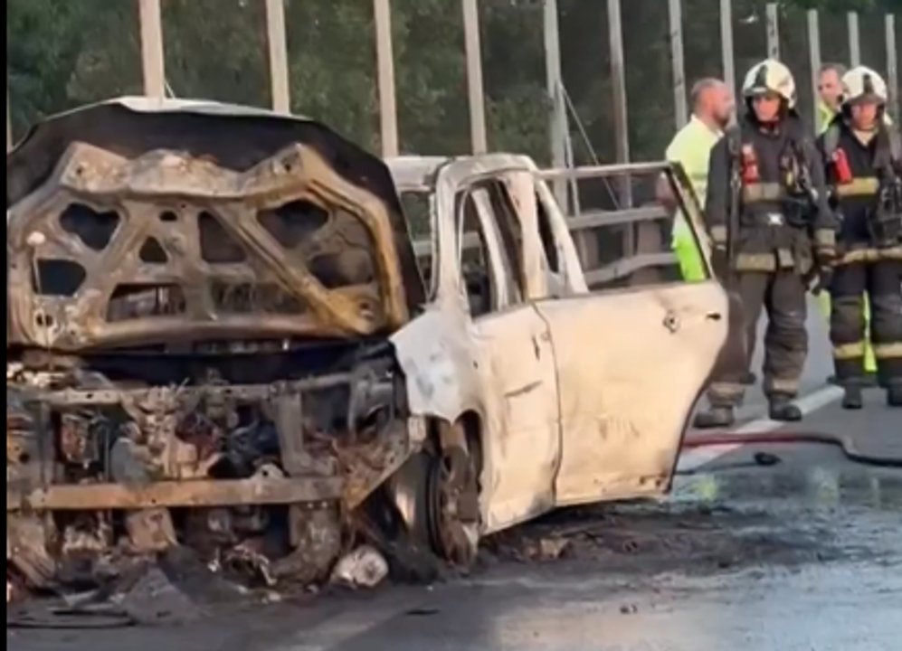 Un auto chocó, volcó y se incendió en la Autopista 9 de Julio Sur