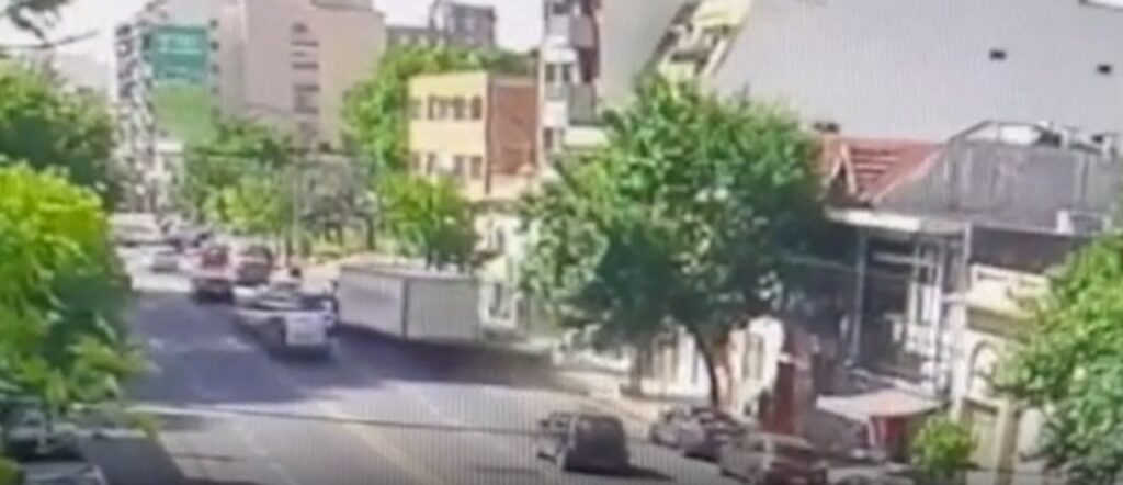 Un camión chocó autos estacionados y atropelló a una mujer en Flores