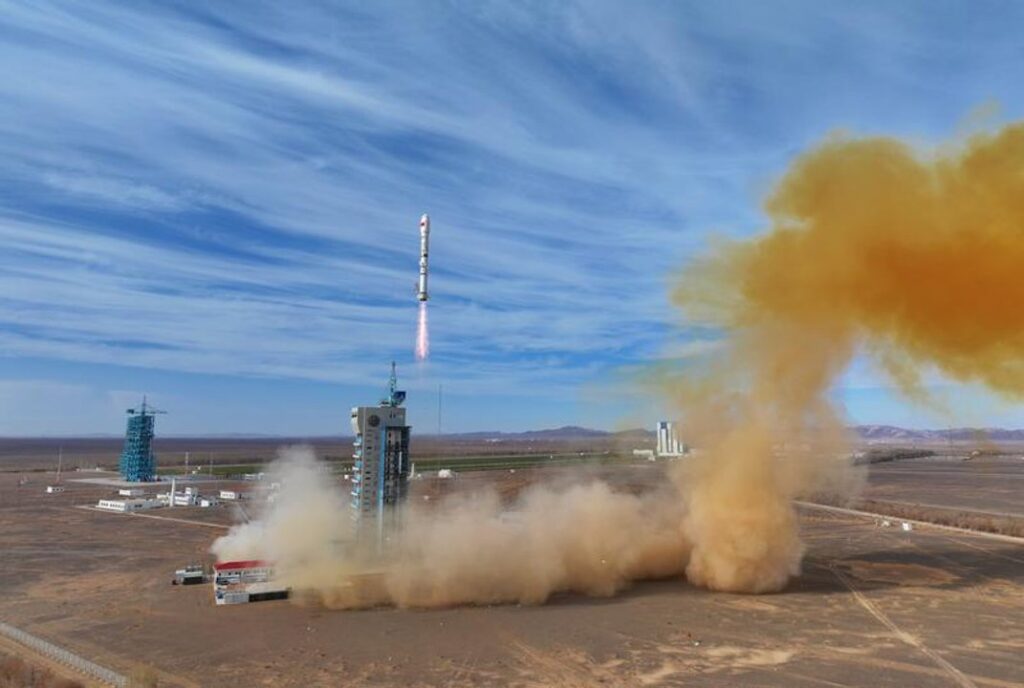 Tres nuevos satélites chinos transporta a sus órbitas un cohete lanzado en Jiuquan
