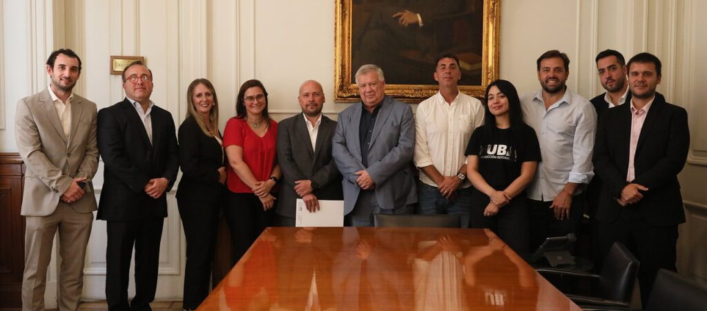 UBA y Flybondi firman acuerdo con descuentos en vuelos y premios a estudiantes