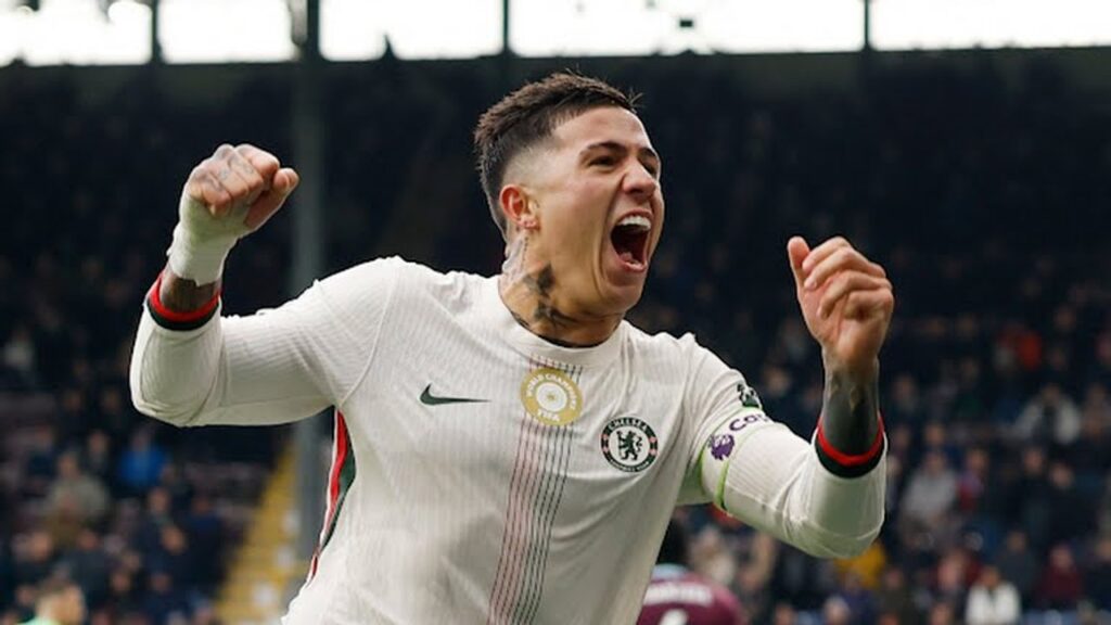 Enzo Fernández anotó en el triunfo del Chelsea, que venció 2-0 al Burnley y quedó como escolta