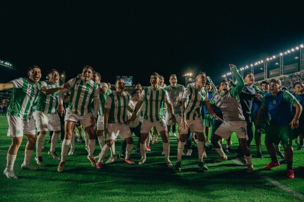 Banfield y un triunfo en el Clásico para olvidarse del descenso y empezar a ilusionarse
