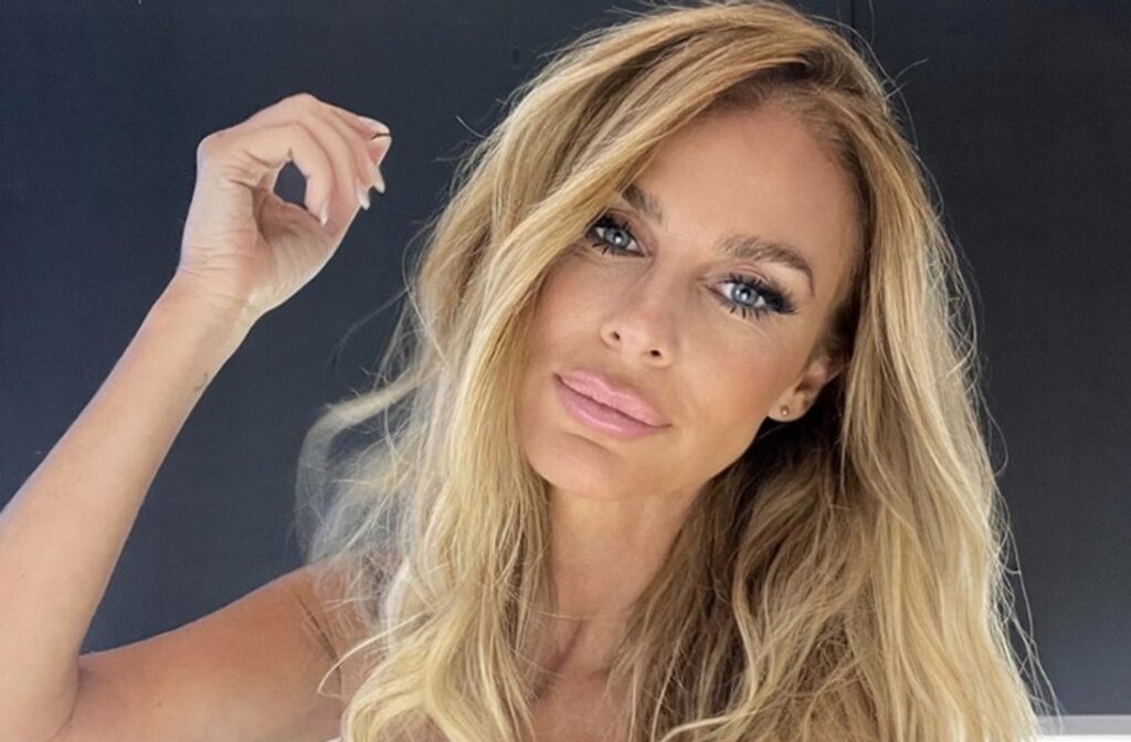 Sabrina Rojas mostró de más cuando se le corrió la tirita de la microscópica bombacha de su bikini ultracavada