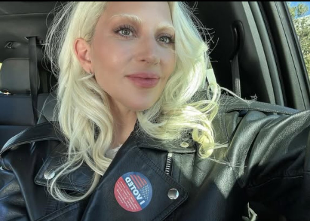 Lady Gaga sorprende en París con un look nunca antes visto