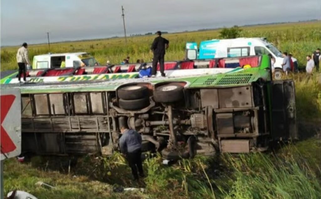Volcó un micro en la Ruta 2: habría pasajeros heridos