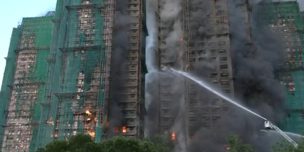 Se incendia un edificio residencial en el norte de Hong Kong