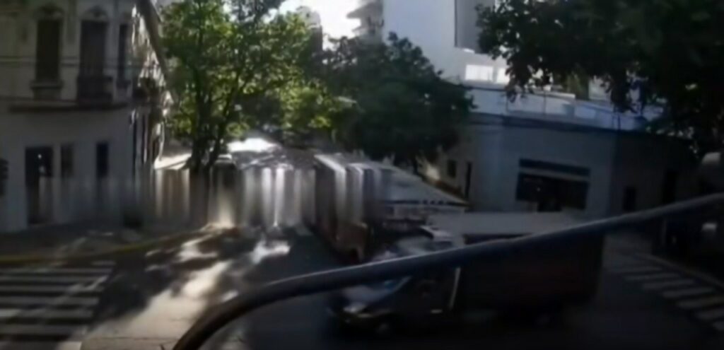 Video: así fue el brutal choque entre una camioneta y un colectivo en Almagro