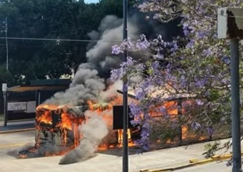 Se incendió un colectivo de la línea 160 en Ciudad Universitaria