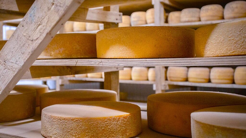 Dónde queda el pueblito serrano que celebra la mejor fiesta del queso artesanal de la Argentina