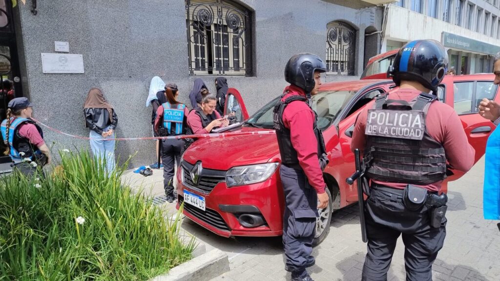 Detuvieron a cuatro personas que iban en un auto robado con drogas y herramientas para abrir vehículos
