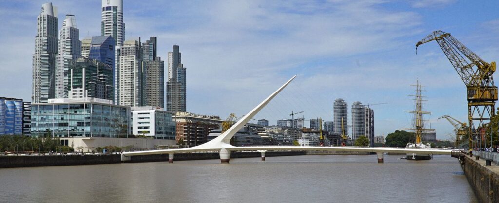 Un hombre se arrojó al agua desde el puente de la Mujer en Puerto Madero