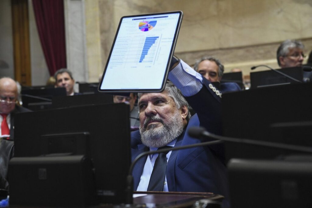 Senado: sospechosa firma en disidencia del kirchnerismo al dictamen del proyecto que modifica los DNU