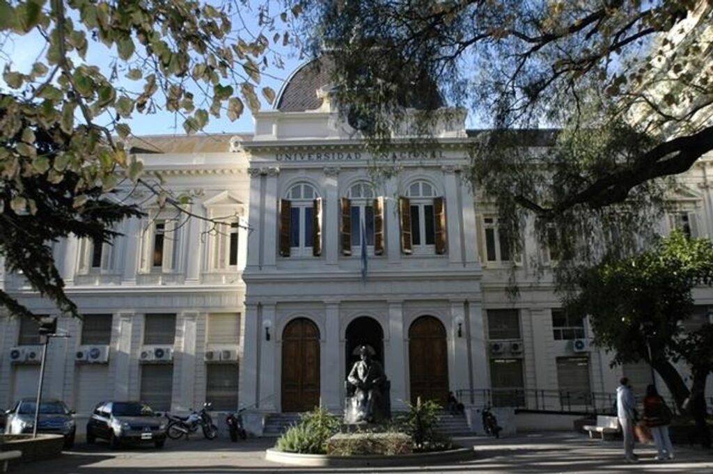 Amenaza de una masacre a tiros en la UNLP: suspendieron las clases