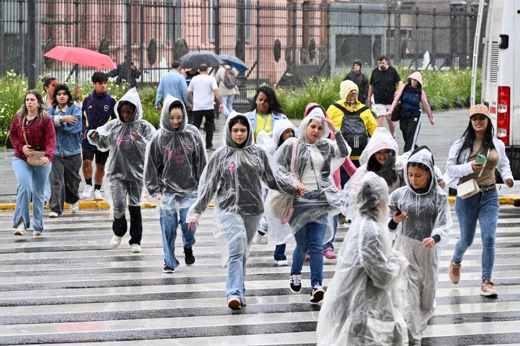 Alerta amarilla por tormentas en el AMBA e inundaciones en Bolívar: “Volaron los techos”