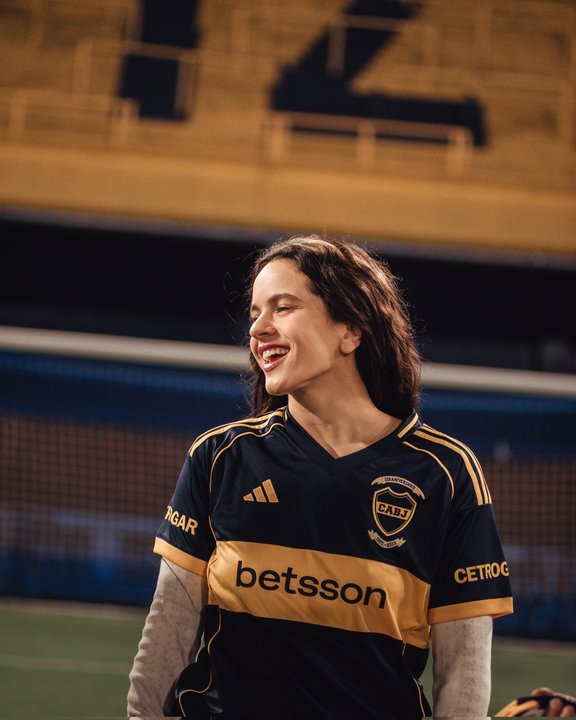 ¿Hincha de Boca? Rosalía visitó la Bombonera y posó con la camiseta del “Xeneize”