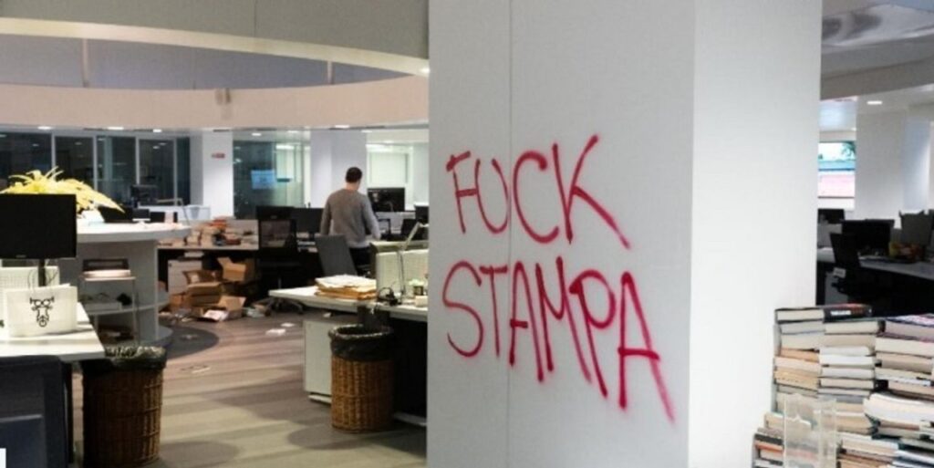 Activistas asaltaron y destrozaron la redacción de un diario italiano