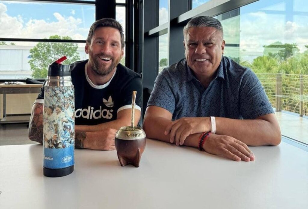 En medio de la interna del Gobierno con la AFA, destrozaron una estatua de Lionel Messi