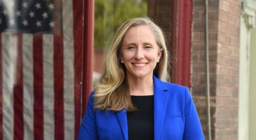 Abigail Spanberger, la primera mujer en llegar a la gobernación de Virginia