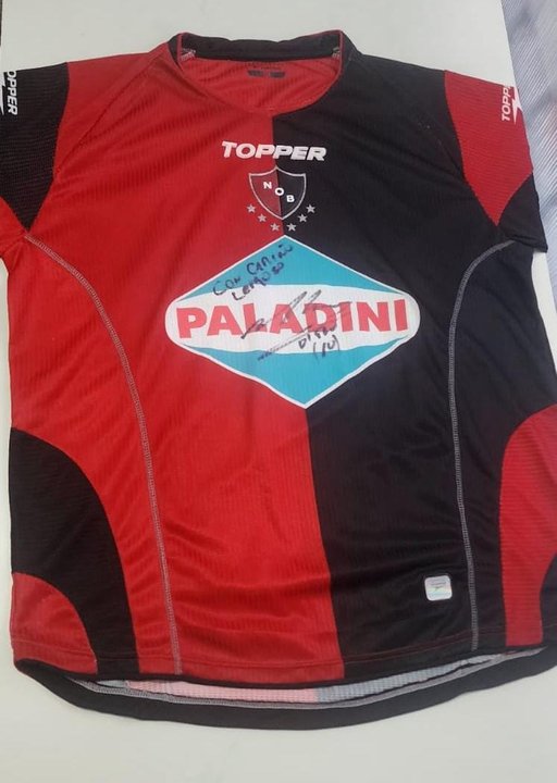 La Policía cordobesa recuperó una camiseta de Newell’s autografiada por Maradona que estaba en un museo